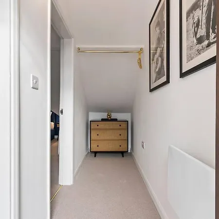 Apartment Skyward Penthouse #9 With Seaview At Bowles By Yoko Redcar